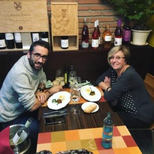 cenar en el barrio de sant martí noche de tapas madre e hijo