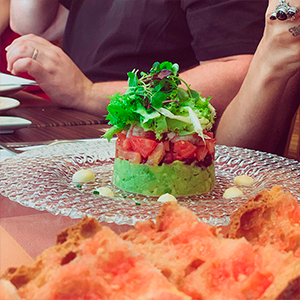 tartar de aguacate y tomate de temporada